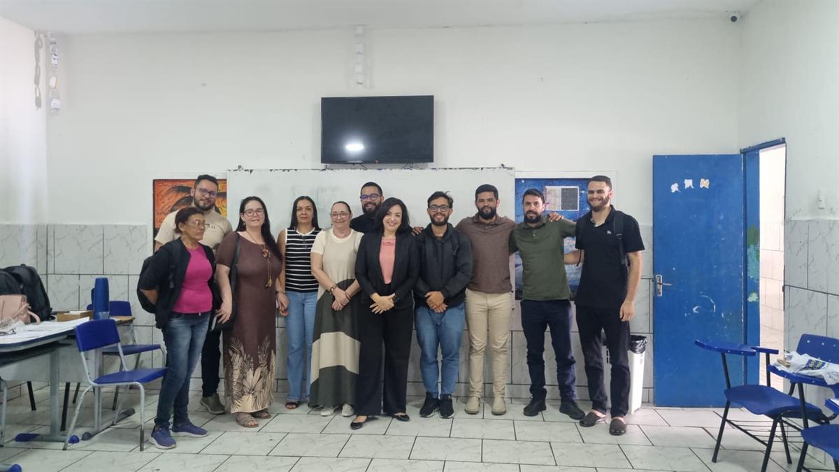 Profissionais da educação de Riacho de Santo Antônio reunidos para foto em sala de aula